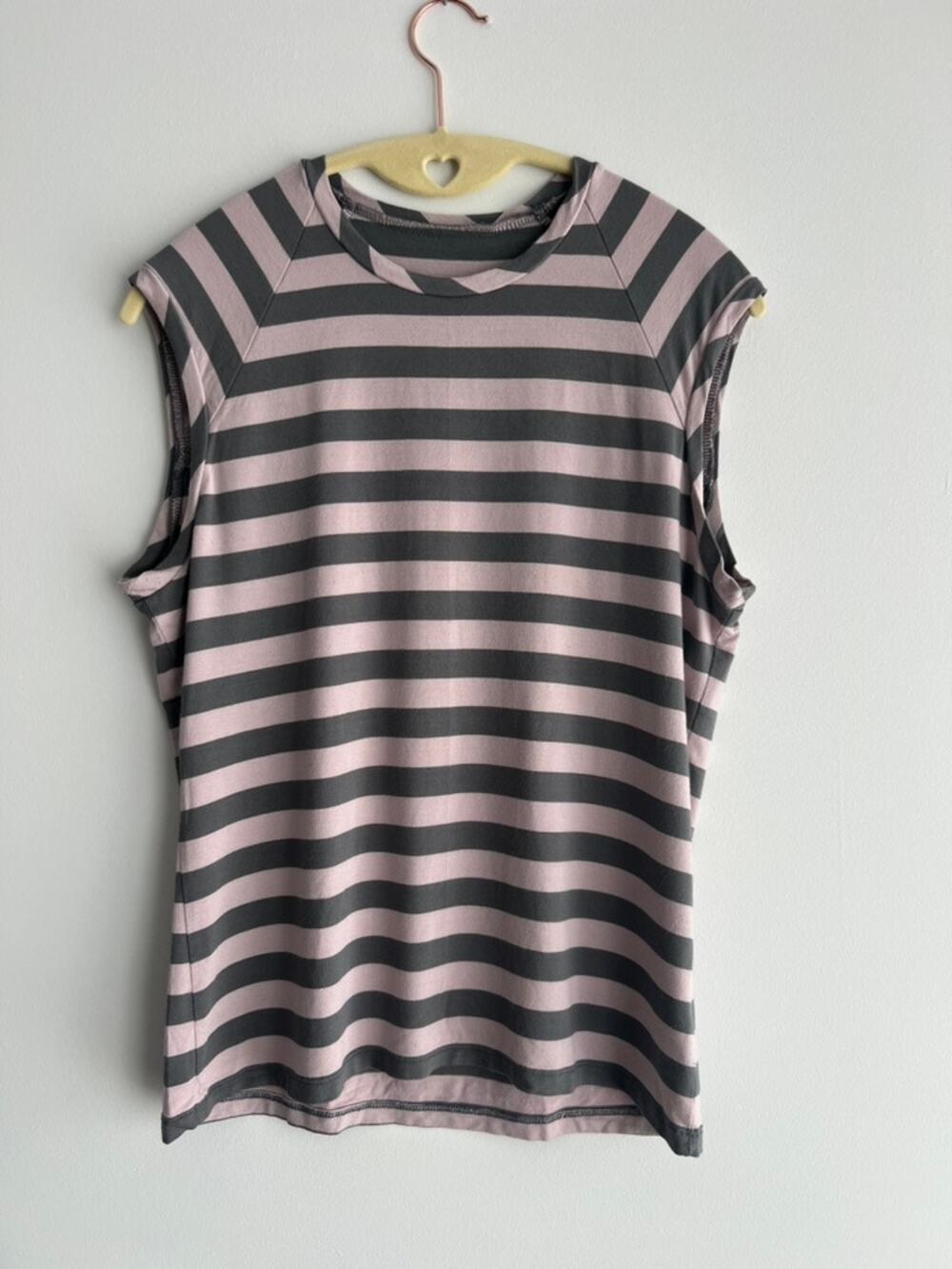 Club Monaco Vintage Gray & Pinkish Stripe Stretch Muscle T-shirt Top (size M)